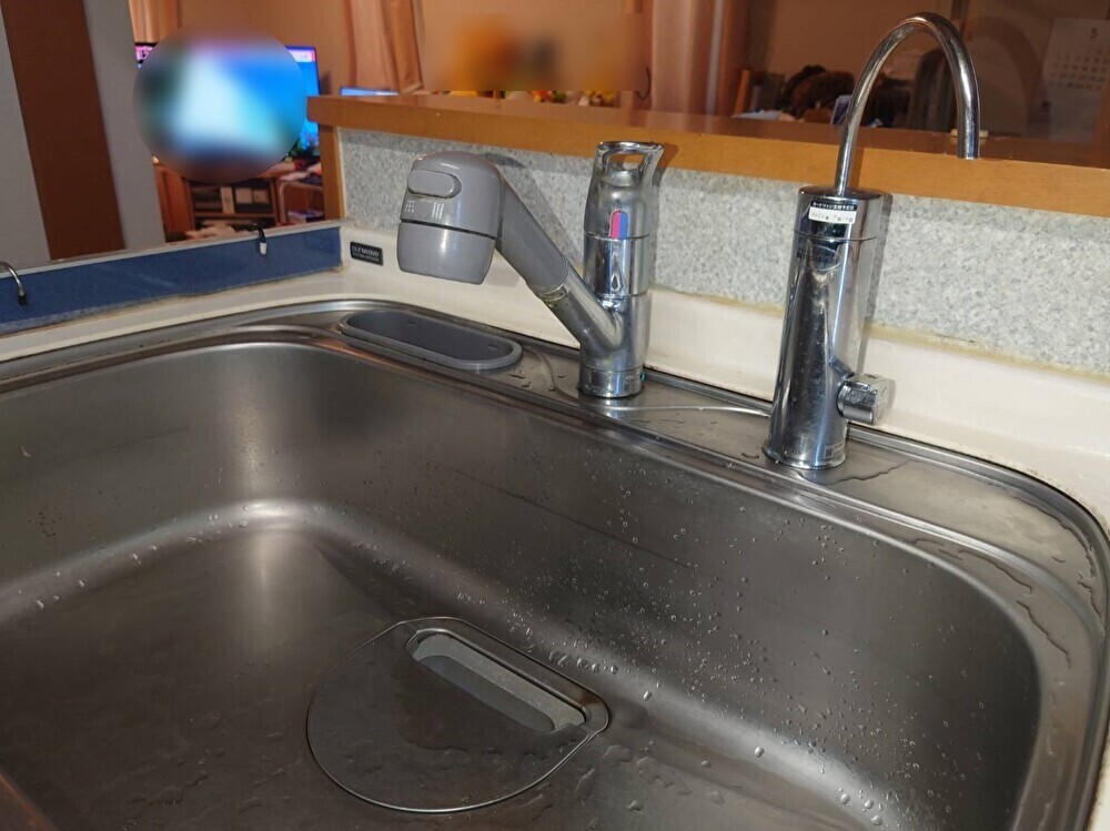 吐水も止水もタッチレス。シンク作業が快適になります。