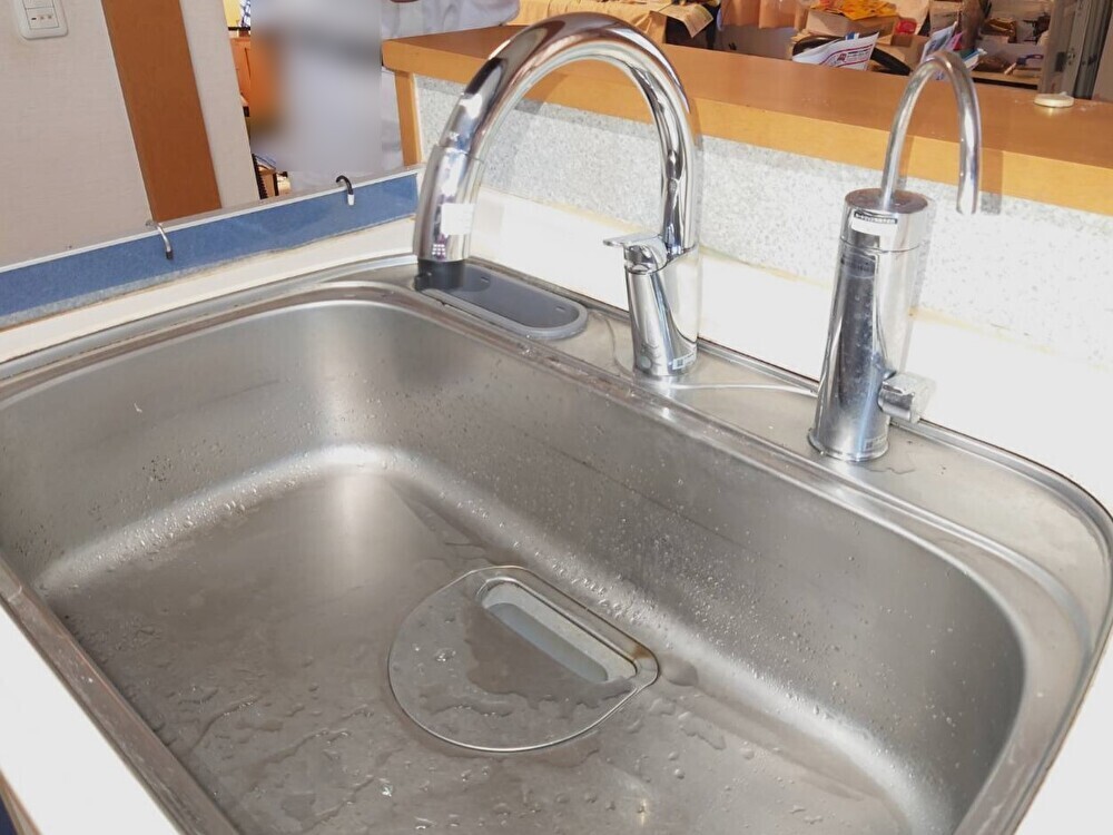 吐水も止水もタッチレス。シンク作業が快適になります。