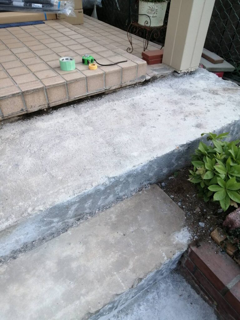 既存のタイルを剥がしました。