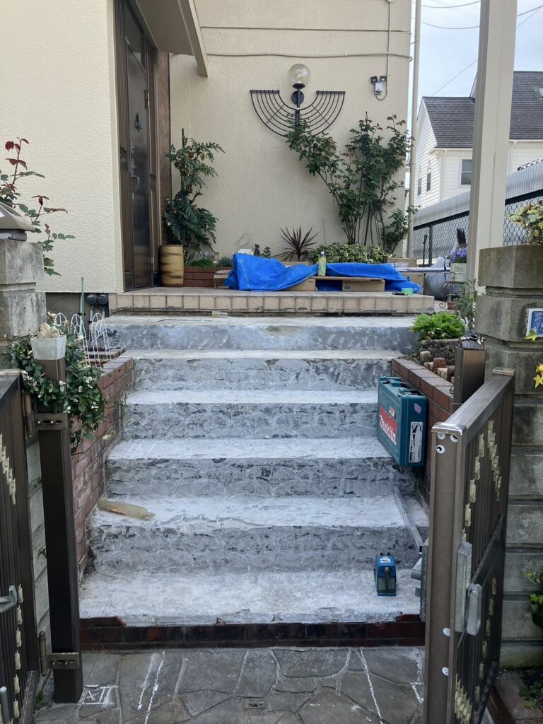 階段のタイルも剝がしました。