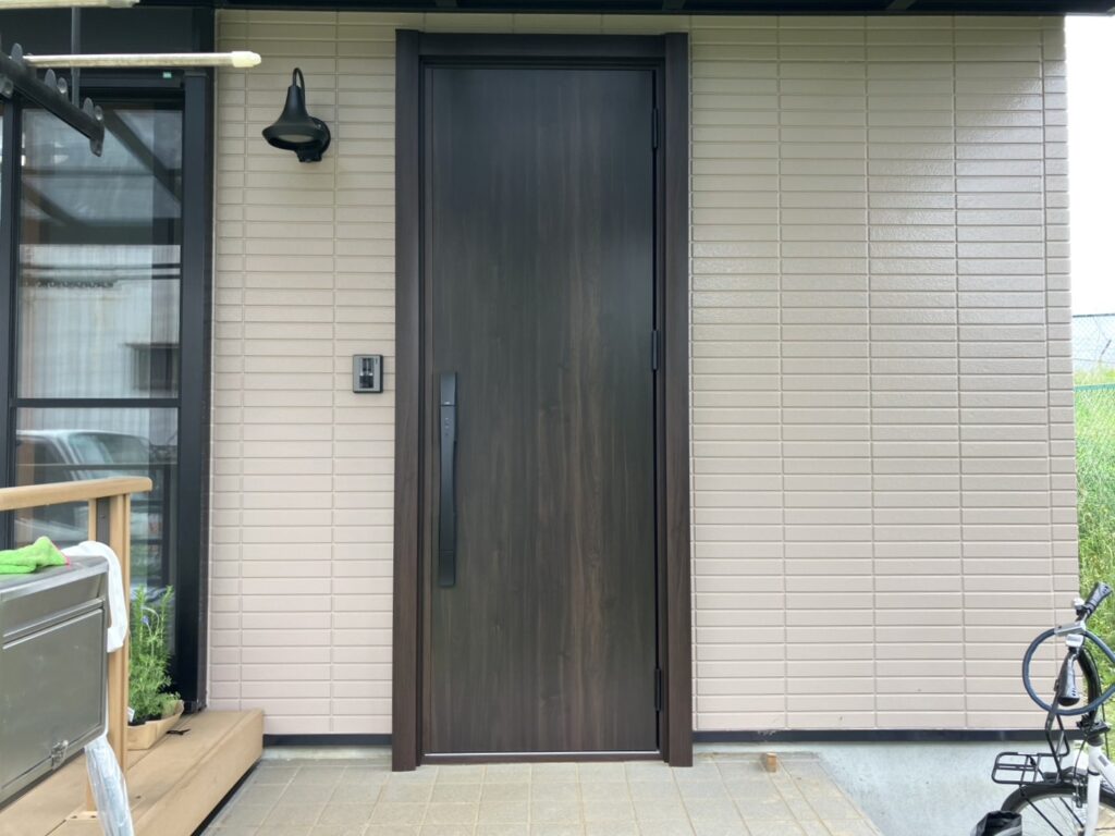 M17型　片開きドア<br />
断熱仕様K2<br />
カラー：アンティークオーク<br />
キー：FamiLock