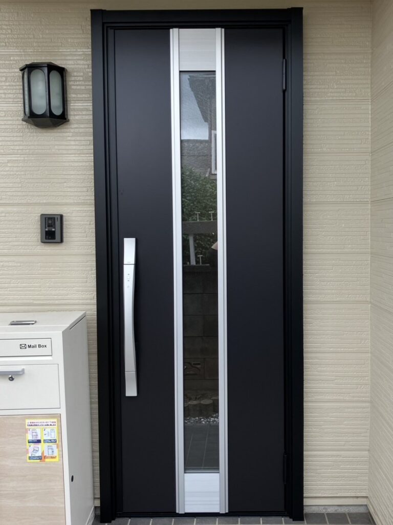 リシェント玄関ドア3<br />
M７７型　片開きドア<br />
断熱仕様ｋ4<br />
カラー：マットブラック<br />
FamiLock搭載