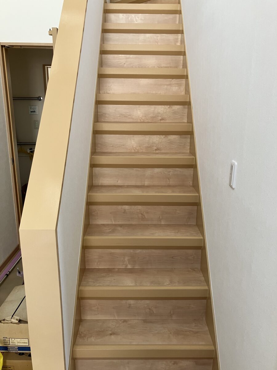 重ね張りの工法でキレイな見た目によみがえります。