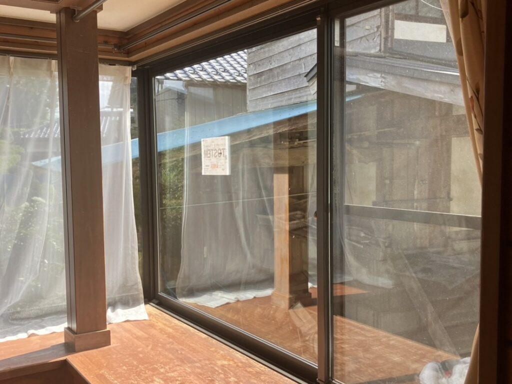 新しい同等のガラスに交換しました。