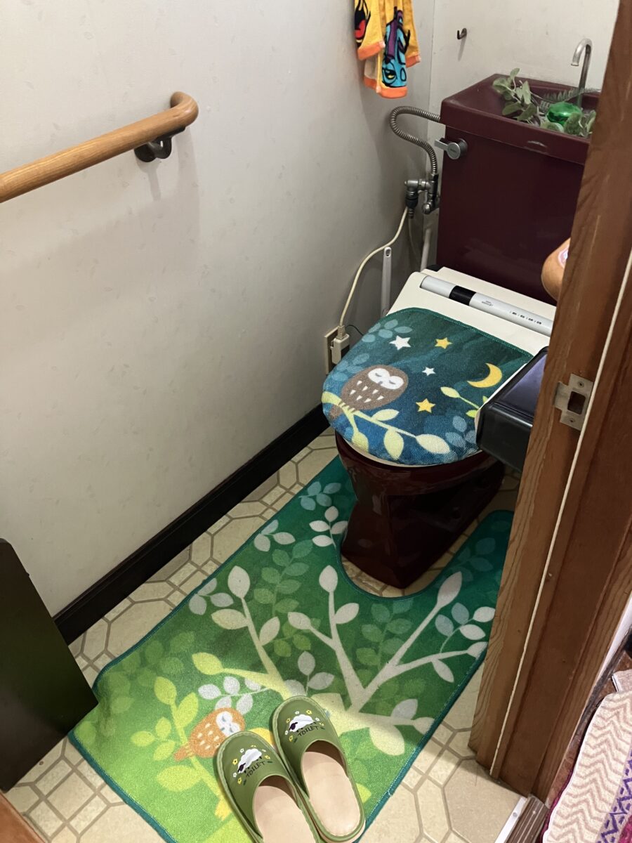 キャビネット内にコードもタンクも掃除道具もすっきり収納！