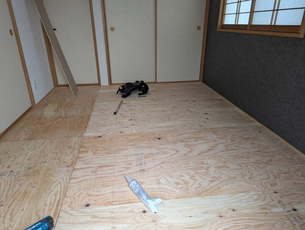 床材を張る前の下張りをします。