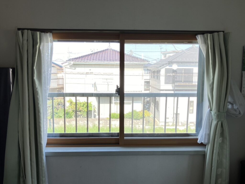 インプラス2枚建て引違い窓<br />
カラー：ニュートラルウッドG<br />
ガラス：Low-E複層ガラス グリーン（高遮熱仕様）