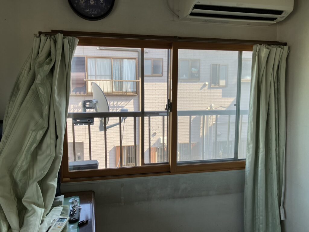 インプラス2枚建て引違い窓<br />
カラー：ニュートラルウッドG<br />
ガラス：Low-E複層ガラス グリーン（高遮熱仕様）