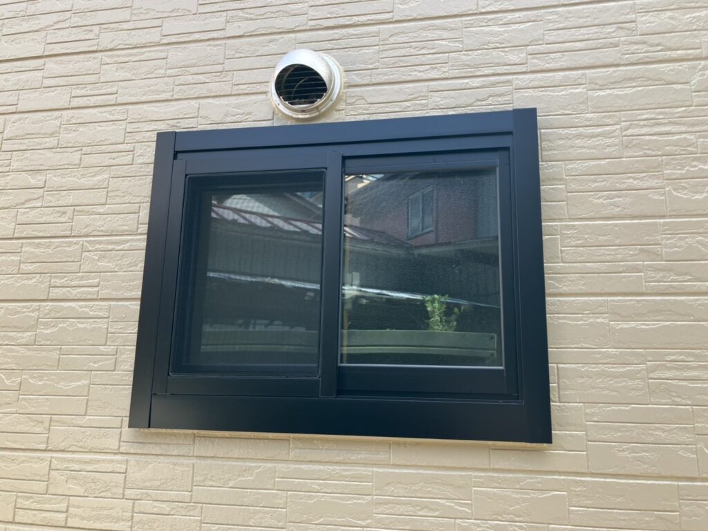 リプラス居室仕様（ブリッジ枠）<br />
引違い２枚建て窓<br />
ガラス：Low-E複層ガラス グリーン　型板ガラス<br />
カラー：ブラック（外観色）