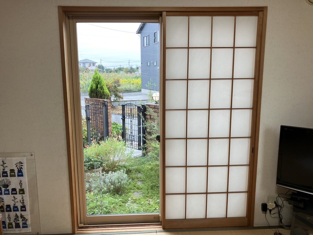 2枚建て引違いの掃き出し窓の内側に、和障子がついていました。