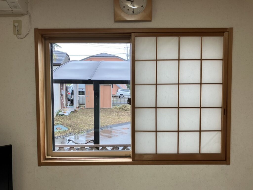 2枚建て引違い窓の内側に、和障子がついていました。