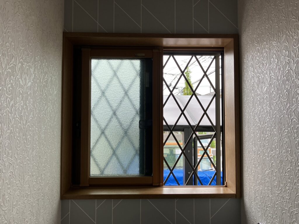 型板ガラスの引違い窓が付いています。