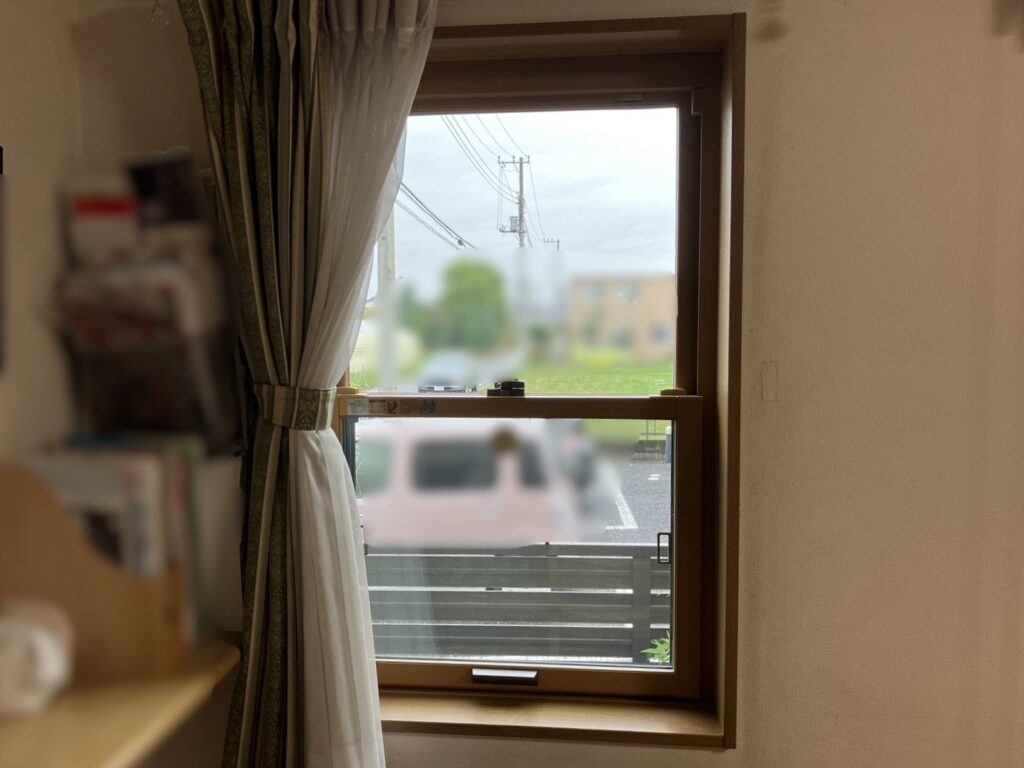 上げ下げ窓ですが、ほとんど開けることのない窓でした。