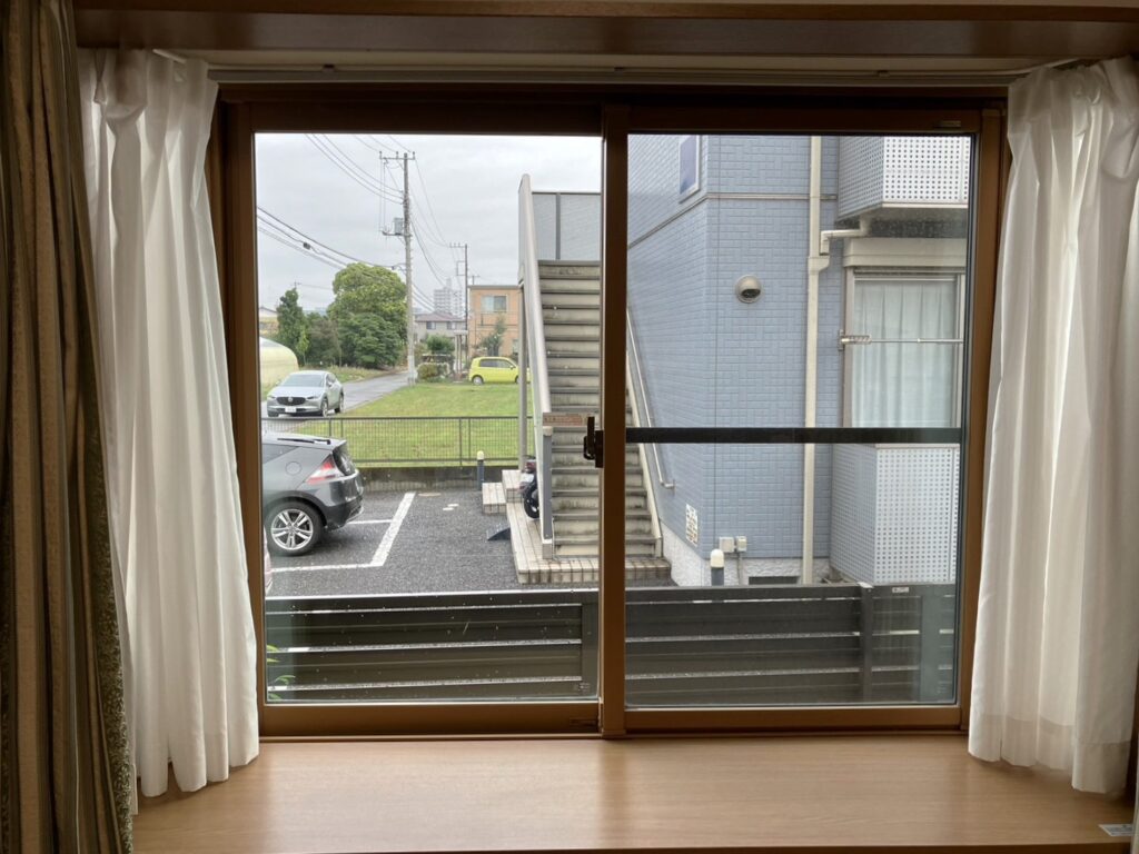 出窓に2枚建て引違い窓が付いています。