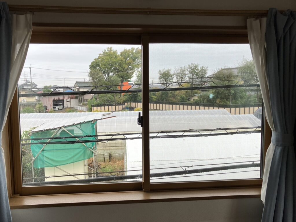 2枚建て引違い窓が付いています。