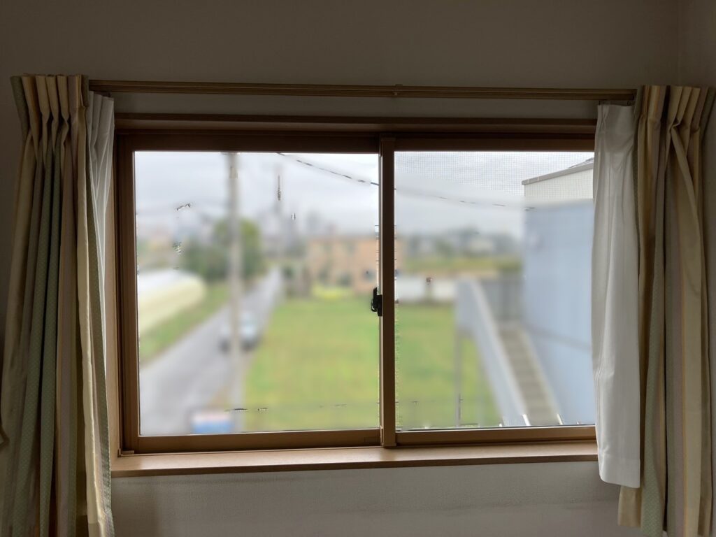 2枚建て引違い窓が付いています。