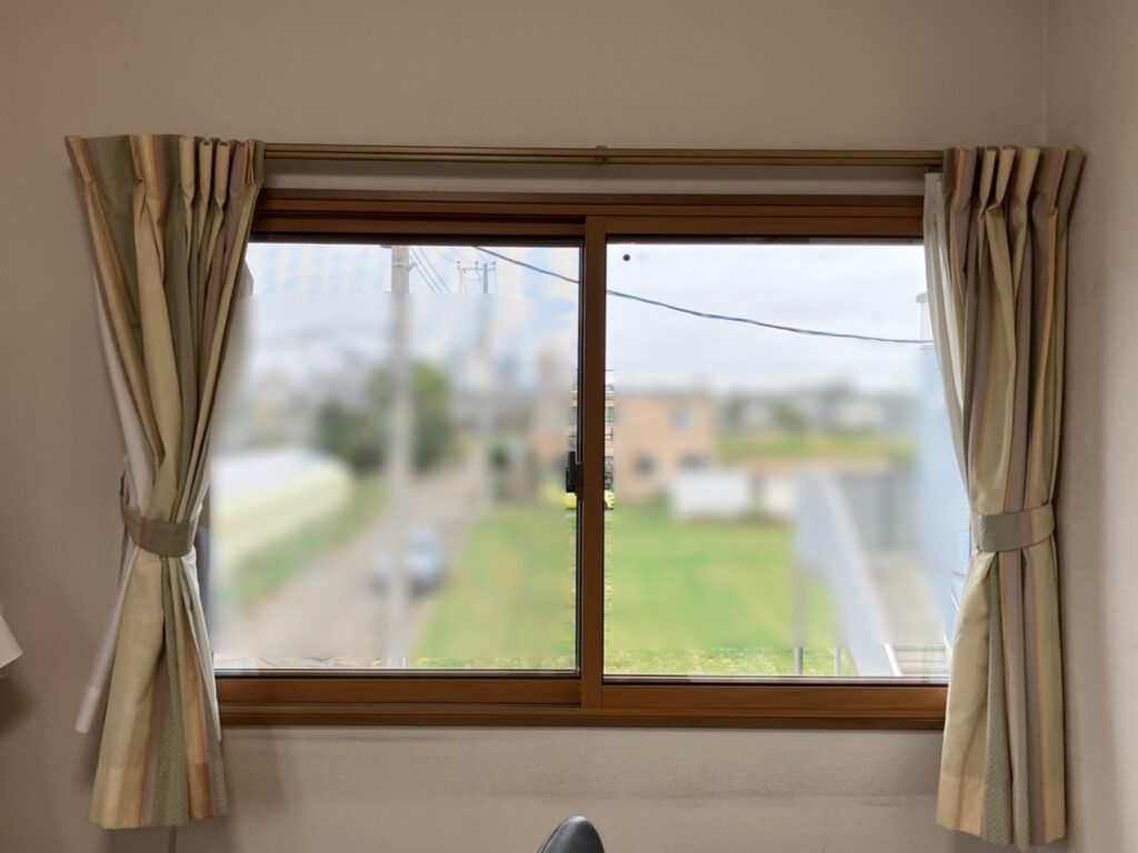 内窓インプラス 2枚建て引違い窓<br />
カラー：ニュートラルウッドG<br />
ガラス：スペーシアクール透明