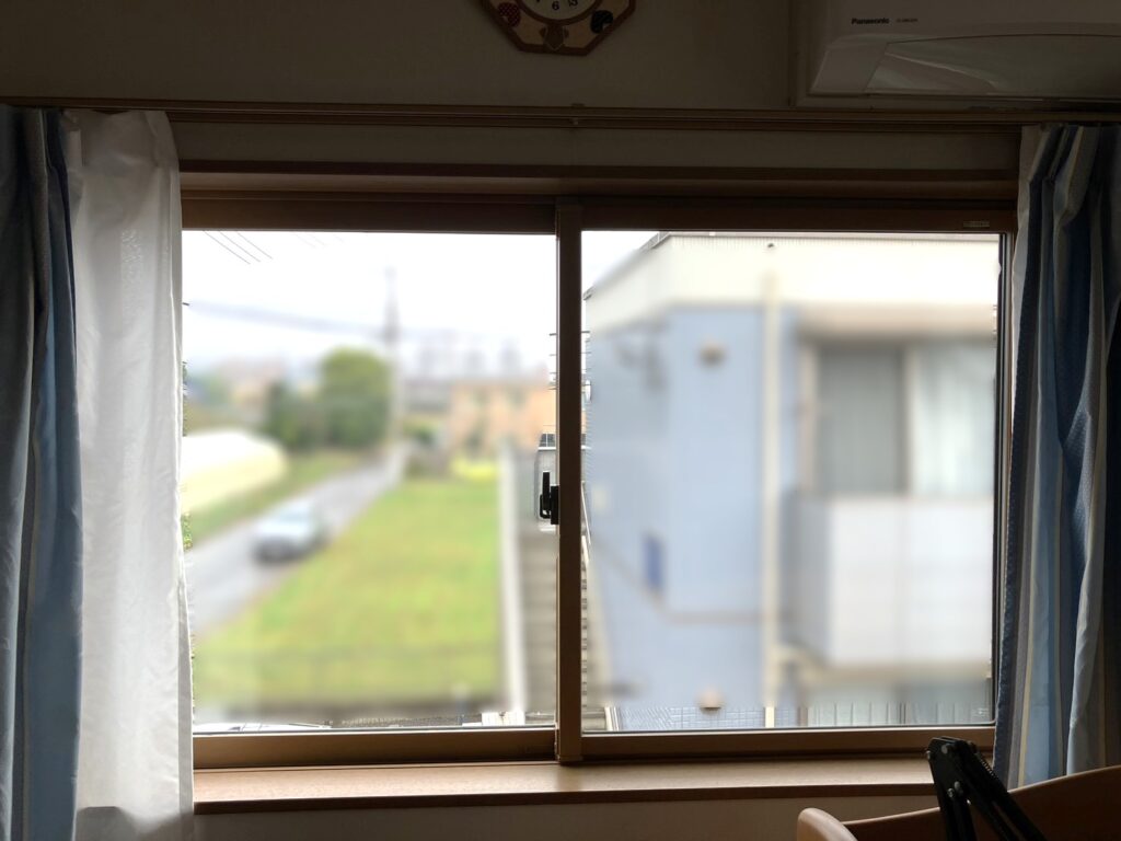 2枚建て引違い窓が付いています。