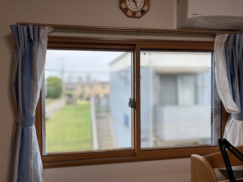 内窓インプラス 2枚建て引違い窓<br />
カラー：ニュートラルウッドG<br />
ガラス：スペーシアクール透明