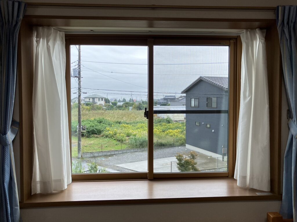 出窓に2枚建て引違い窓が付いています。