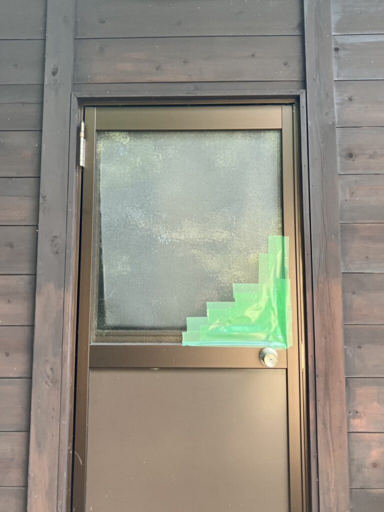 ドアのガラスが割れてしまっていました。