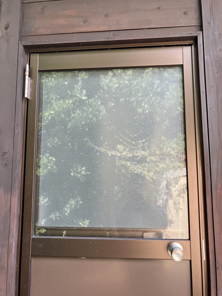 ドアのガラス割れは防犯面でも不安です。お早めにご相談ください！