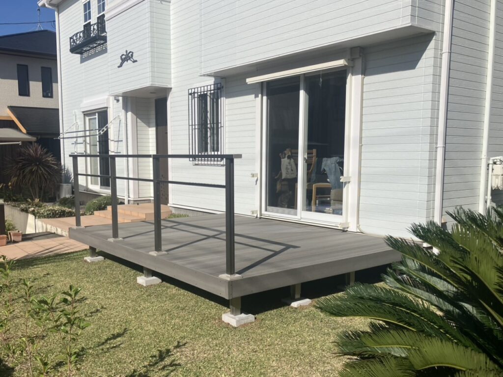 デッキと、フェンスを設置しました。