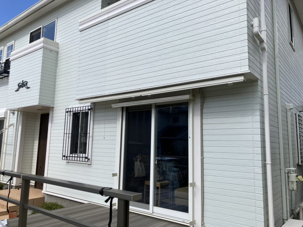 ボックスカラー：ホワイト<br />
天井付<br />
使わない時は、すっきり収納できます。