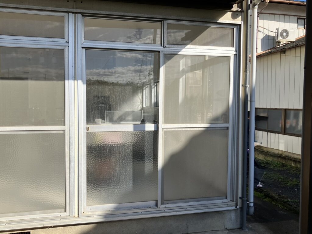 単板ガラスアルミ枠の引違い窓が付いていました。