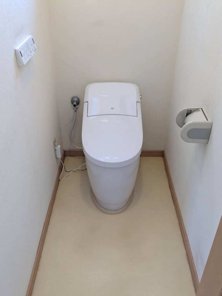 プレアスLS<br />
カラー：ピュアホワイト