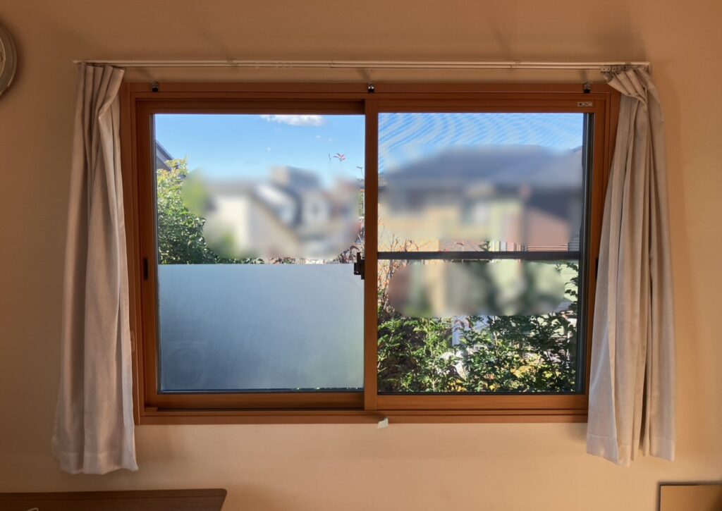 インプラス引違い2枚建て窓<br />
カラー：ニュートラルウッドG<br />
ガラス：Low-E複層ガラス グレード（高遮熱仕様）