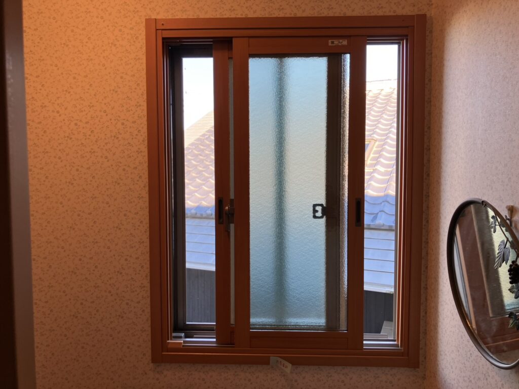 インプラス引違い2枚建て窓<br />
カラー：ニュートラルウッドG<br />
ガラス：Low-E複層ガラス グレード（高遮熱仕様）