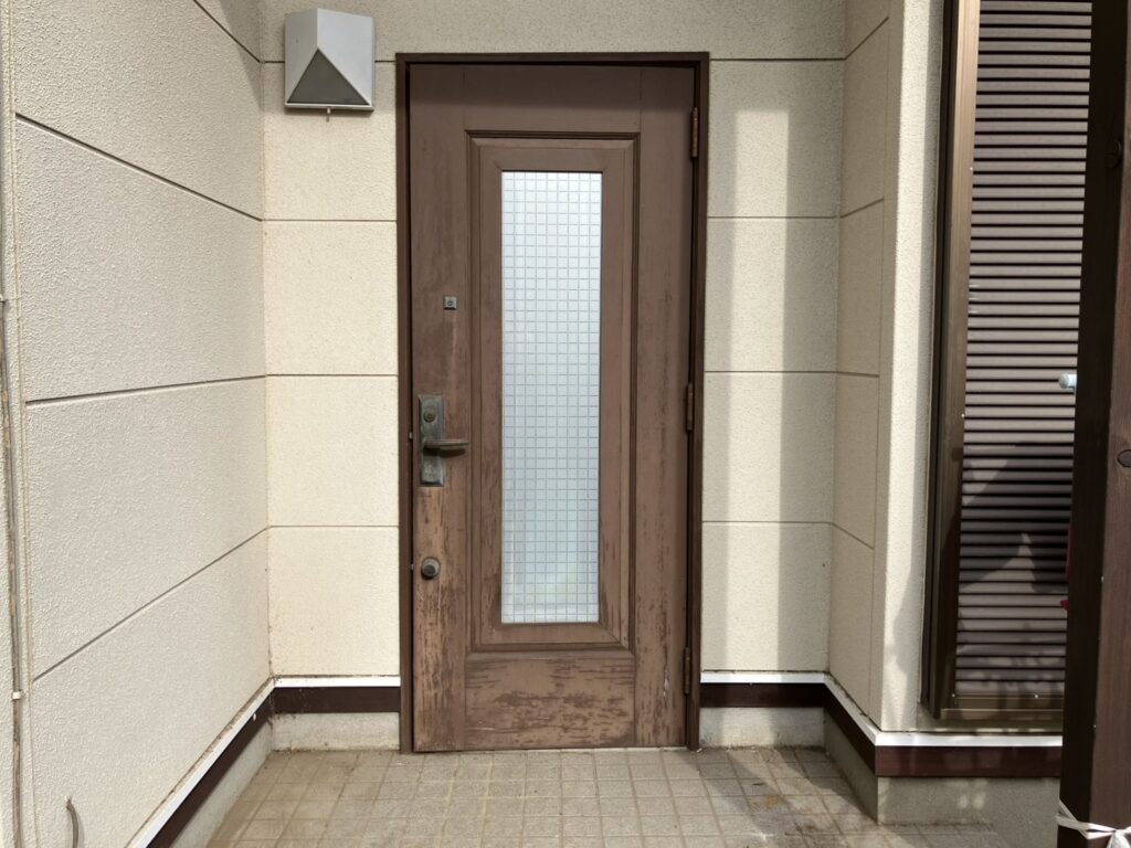 表面のキズや汚れに加え、サビで開閉も重くなっていました。