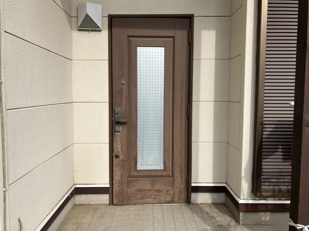 断熱仕様で寒くない玄関に。補助金も出てお得にリフォーム完了！