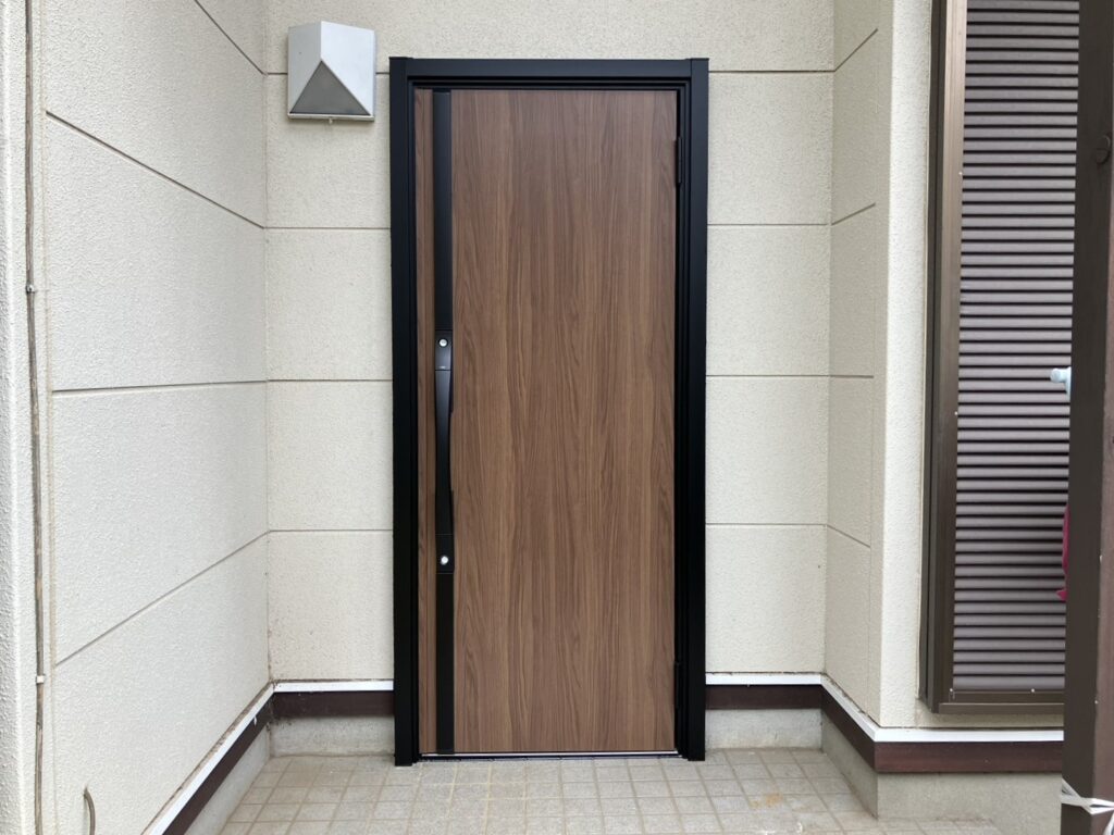 LIXILリシェント玄関ドア3<br />
S14型<br />
カラー：クリエモカ