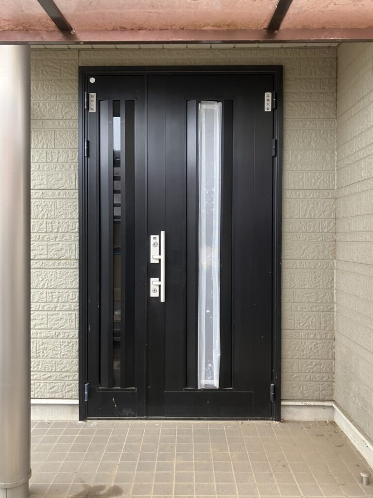 ガラス部分が割れてしまったのがきっかけで、古くなって劣化してきていたドアを交換することに。