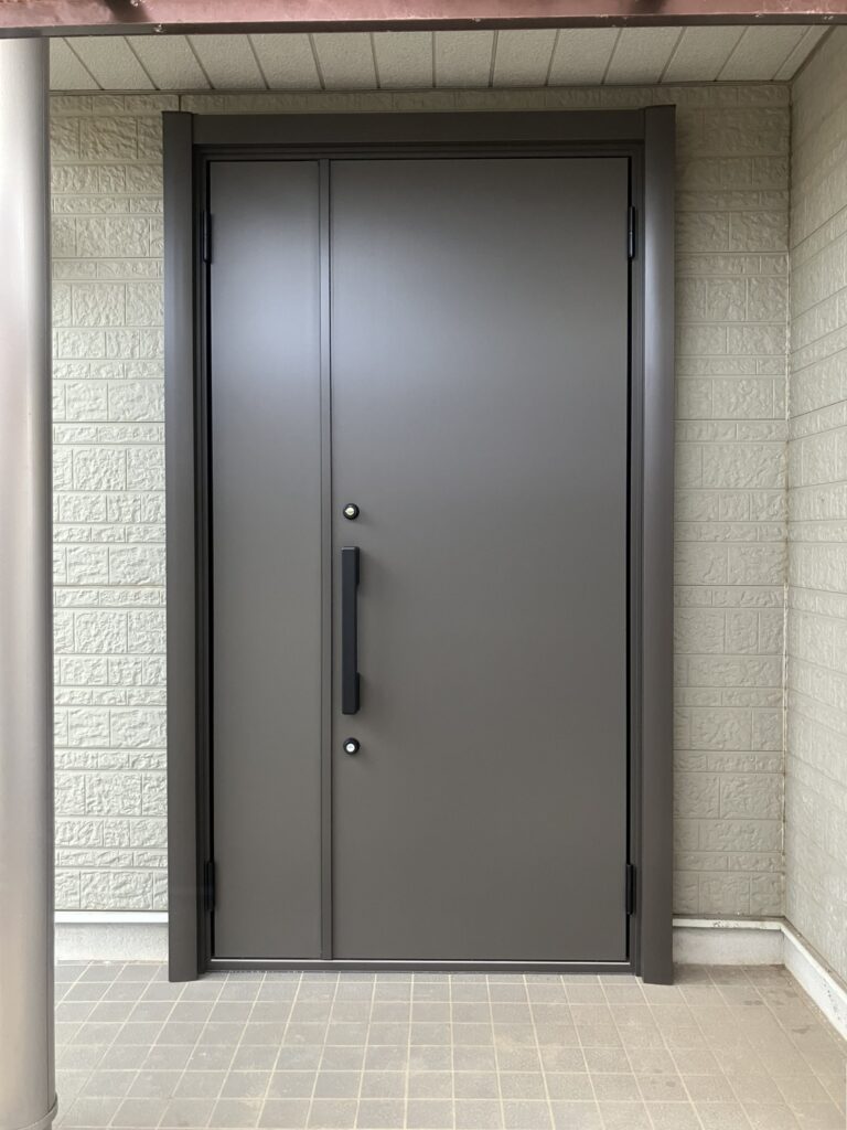 リシェント玄関ドア3<br />
M17型<br />
断熱仕様K2<br />
親子ドア（採光なし）<br />
カラー：オータムブラウン<br />
