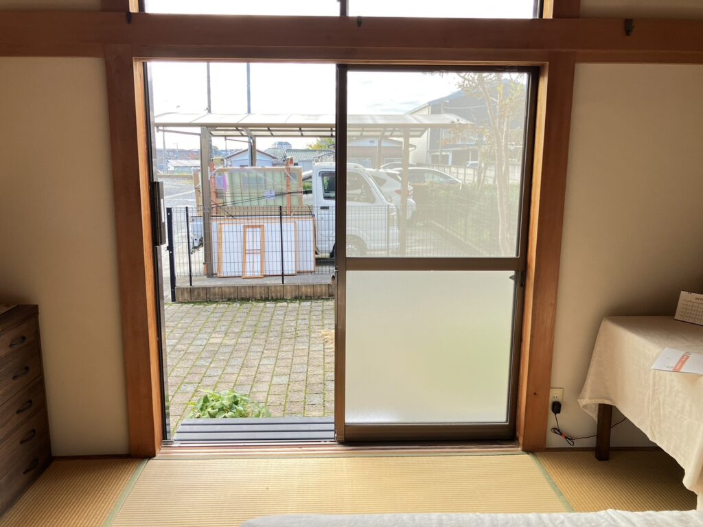 元々アルミ枠のサッシの内側に和障子がついていました。（和障子は取外し済み）