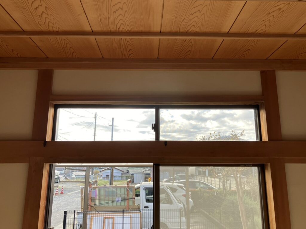 掃き出し窓の上部にあった小窓も同様に内側に和障子がついていました。（和障子は取外し済み）