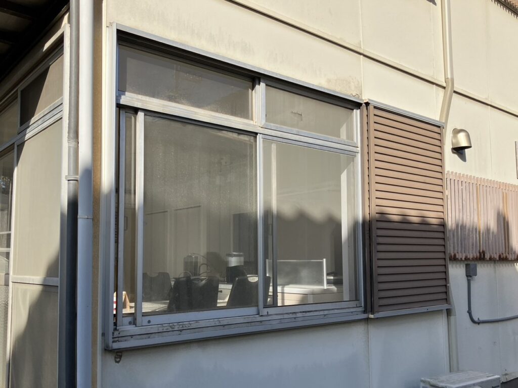 単板ガラスアルミ枠の引違い窓が付いていました。