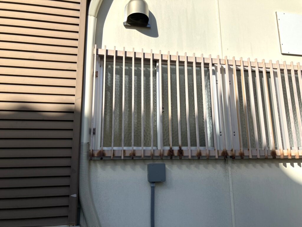 単板ガラスアルミ枠の引違い窓に面格子が付いていました。