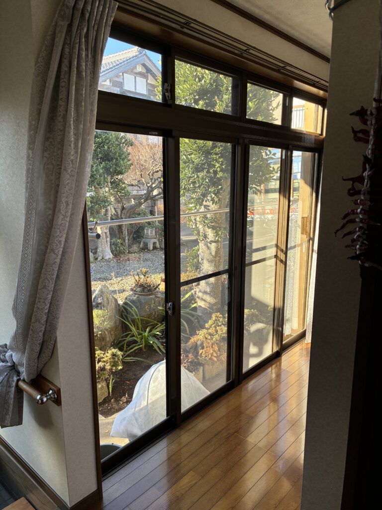 上部に欄間窓がついた廊下の４枚建て掃き出し窓で、外気の影響を受けやすく冬場はとても寒い廊下にお困りでした。