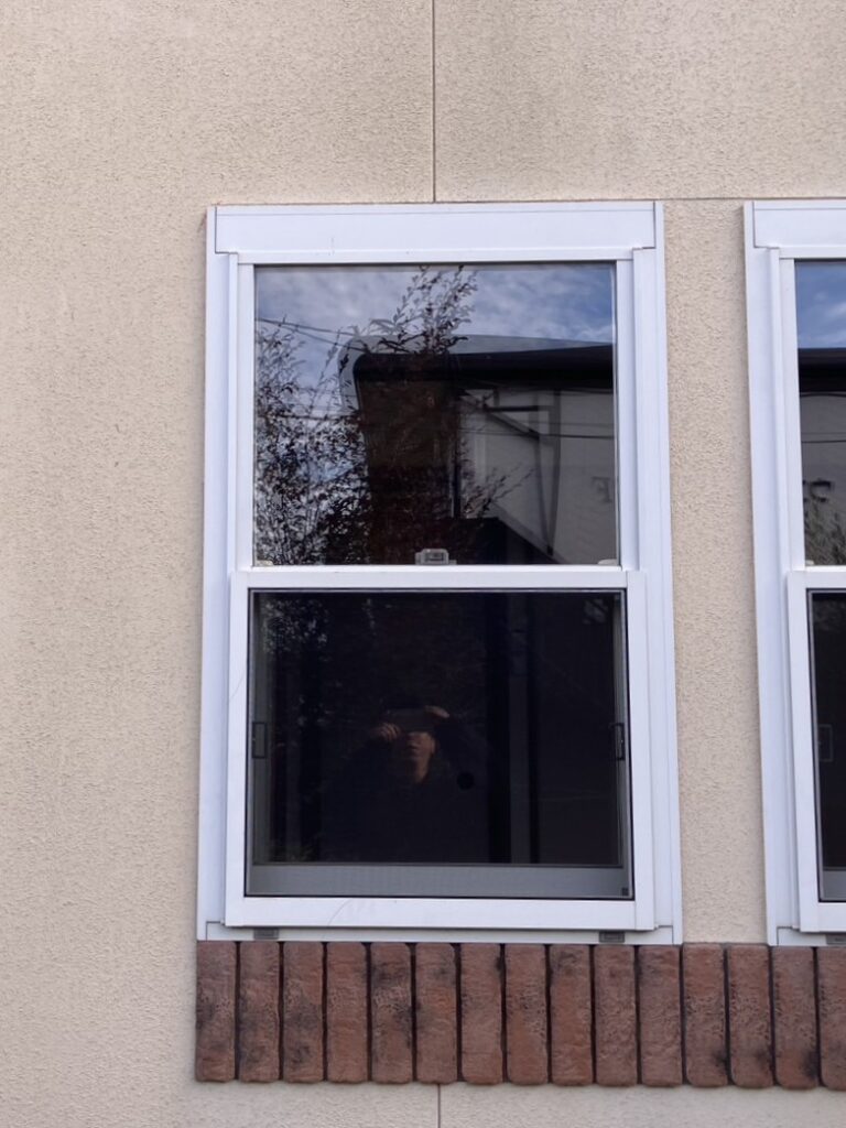 和室には上げ下げ窓が3つ並んでついていました。