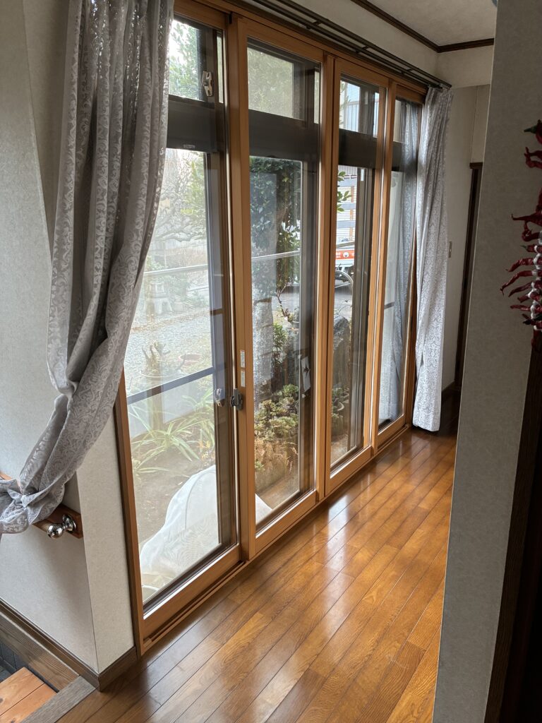 LIXILインプラス設置。<br />
カラー：ニュートラルウッドG<br />
ガラス：Low-E複層ガラス クリア<br />
<br />
二重窓の間の空気層が「断熱材」の役割を果たし、冬の冷たい外気をシャットアウトするので、寒さ対策ができました。日差しのぬくもりも取り入れるガラスが、暖かさアップに貢献します。