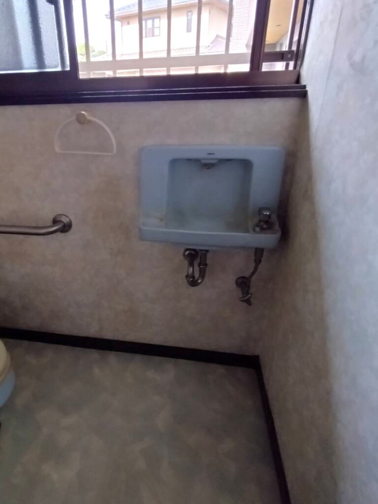 トイレの設置時につけた手洗いで年数が経過し、劣化と落ちない汚れも目立ってきていました。