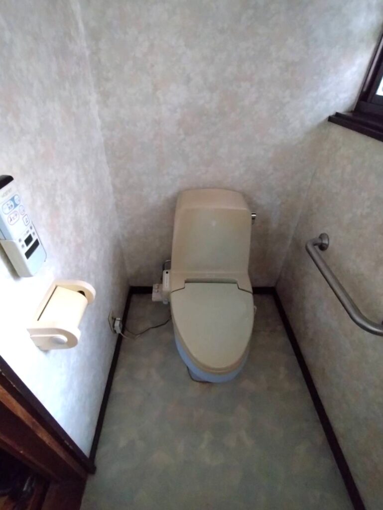 30年近く使ったトイレ、型式も古く劣化や汚れが生じてきていました。