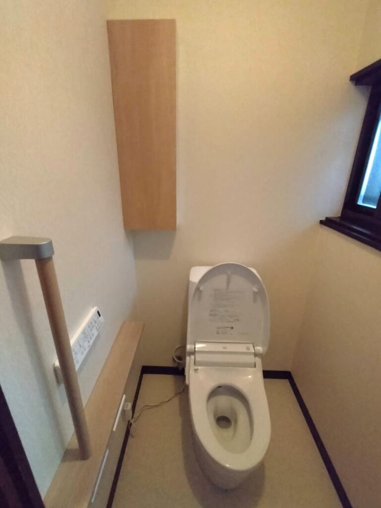 ・コーナーミドルキャビネット（ワイド）<br />
　カラー：クリエペール<br />
・棚手すり（L型タイプ・紙巻器付き）<br />
　カラー：ライトオーク