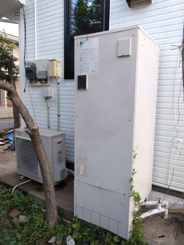 15年近く使ったエコキュート。10年を過ぎると故障リスクが高まる時期になります。