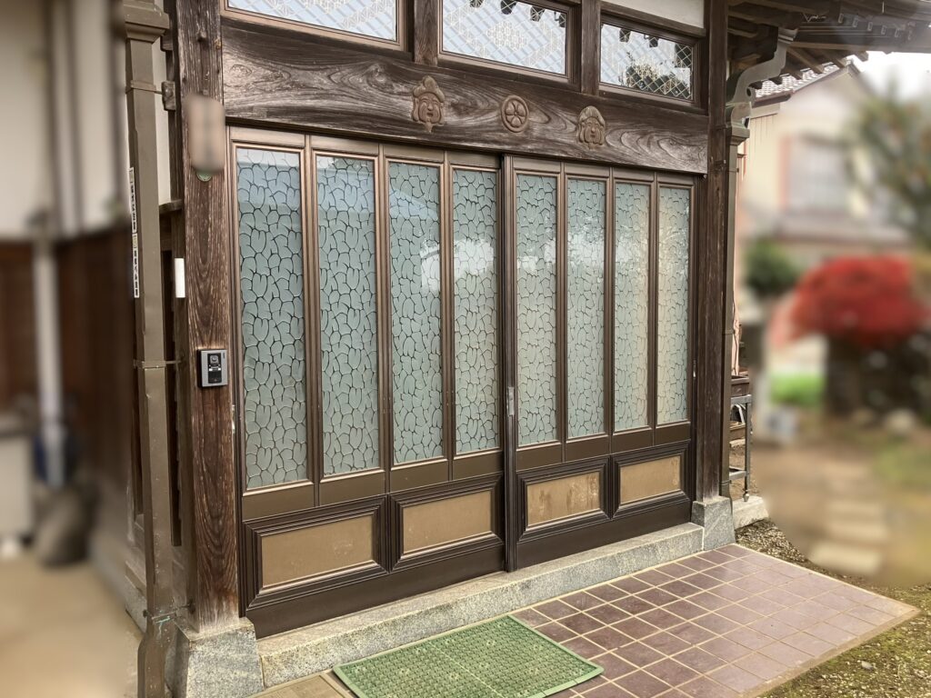 大きな2枚建て引戸がついていました。