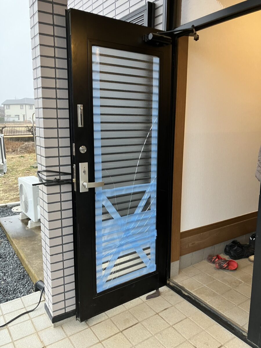 外と繫がる部分のガラス割れは早めに修理を。